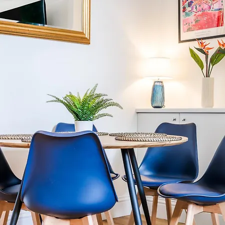 Cozy 2 Bedroom In Sutton Apartament