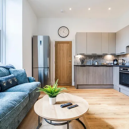 Cozy 2 Bedroom In Sutton Apartament