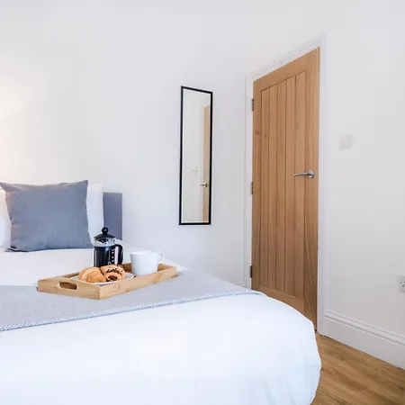 Cozy 2 Bedroom In Sutton