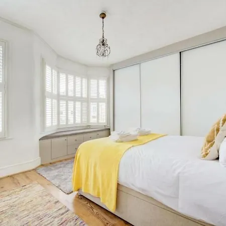 Lovely Fulham 2 Bed * London