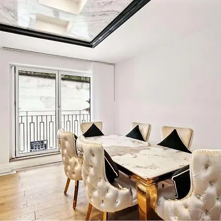 Apartment Luxury 3 Bedroom House