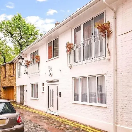 Luxury 3 Bedroom House Apartment