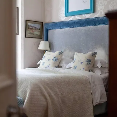 Elegant 2-bedroom Flat In South Kensington, *