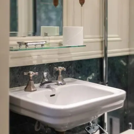 Elegant 2-bedroom Flat In South Kensington, London
