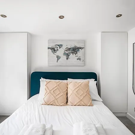 Stylish Maisonette Pass The Keys Holiday home London