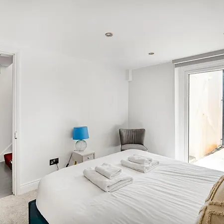 Holiday home Stylish Maisonette Pass The Keys London