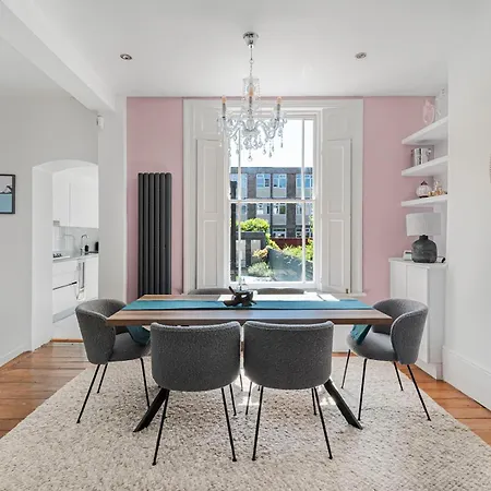 Holiday home Stylish Maisonette Pass The Keys London
