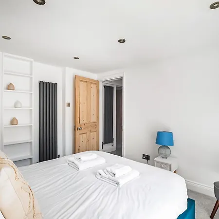 Stylish Maisonette Pass The Keys * London