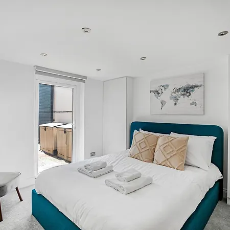 Stylish Maisonette Pass The Keys * London