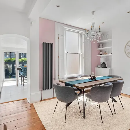 Stylish Maisonette Pass The Keys Holiday home London