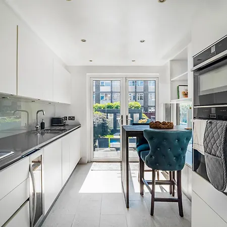 Holiday home Stylish Maisonette Pass The Keys London