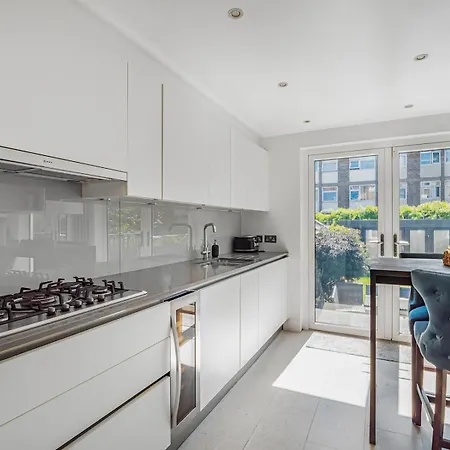 Holiday home Stylish Maisonette Pass The Keys London