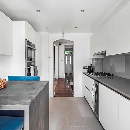 Stylish Maisonette Pass The Keys London