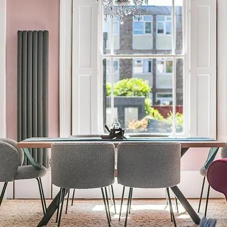 Stylish Maisonette Pass The Keys Holiday home London