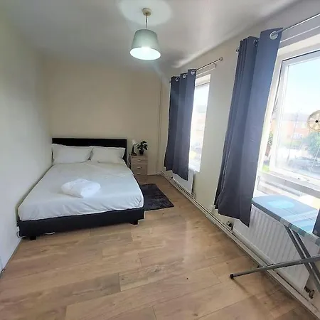 Zone 2, Spacious 3 Bedroom House Holiday home London