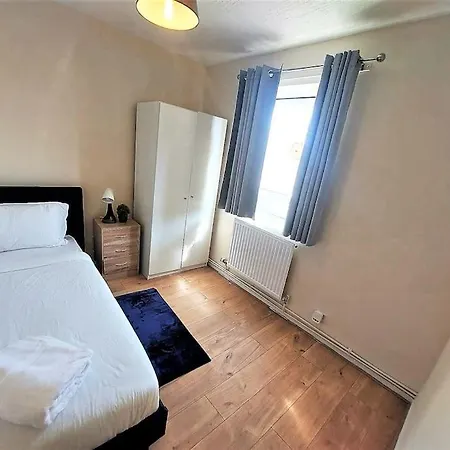 Zone 2, Spacious 3 Bedroom House *