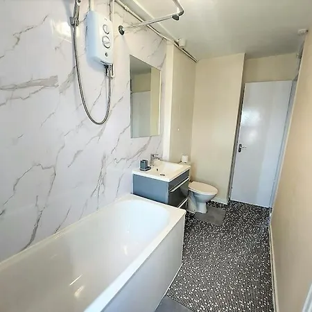 Zone 2, Spacious 3 Bedroom House London
