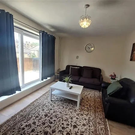 Holiday home Zone 2, Spacious 3 Bedroom House London