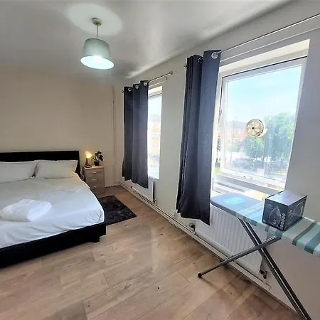 Zone 2, Spacious 3 Bedroom House London