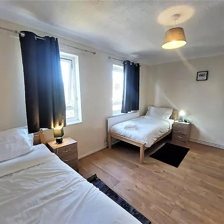 Zone 2, Spacious 3 Bedroom House London