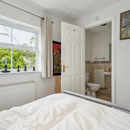 Holiday home Urban Oasis - Modern 2b-2b Retreat Near Nature