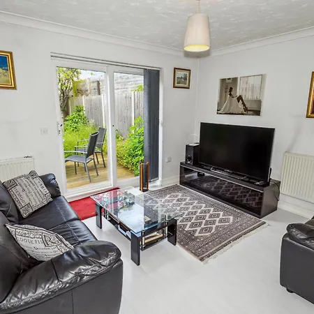 Urban Oasis - Modern 2b-2b Retreat Near Nature Holiday home *
