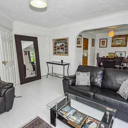Holiday home Urban Oasis - Modern 2b-2b Retreat Near Nature *