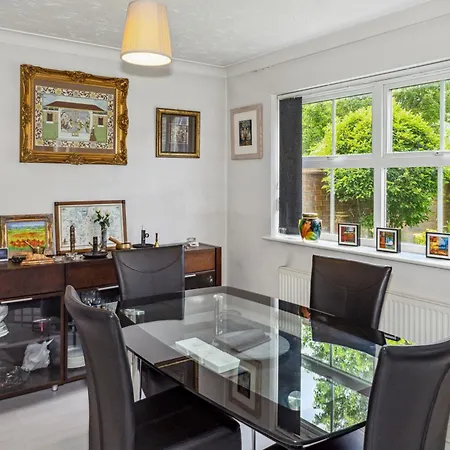 Urban Oasis - Modern 2b-2b Retreat Near Nature Holiday home *