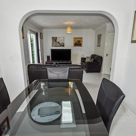 Urban Oasis - Modern 2b-2b Retreat Near Nature Enfield
