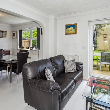 Urban Oasis - Modern 2b-2b Retreat Near Nature Holiday home Enfield