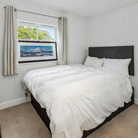 Urban Oasis - Modern 2b-2b Retreat Near Nature Enfield