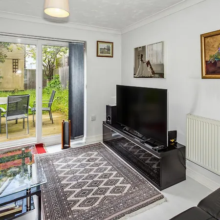 Urban Oasis - Modern 2b-2b Retreat Near Nature Holiday home