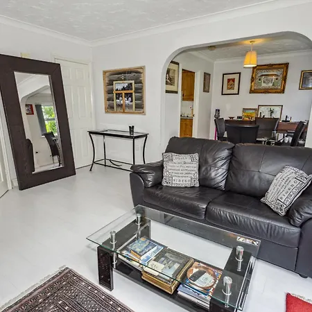 Urban Oasis - Modern 2b-2b Retreat Near Nature Holiday home Enfield