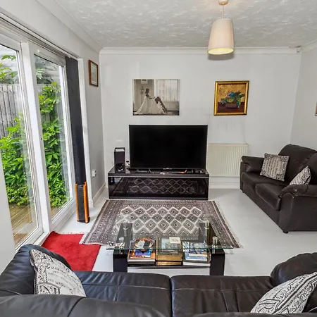 Urban Oasis - Modern 2b-2b Retreat Near Nature Holiday home