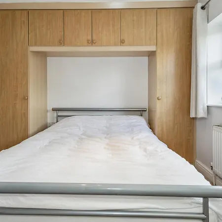 Urban Oasis - Modern 2b-2b Retreat Near Nature Holiday home Enfield