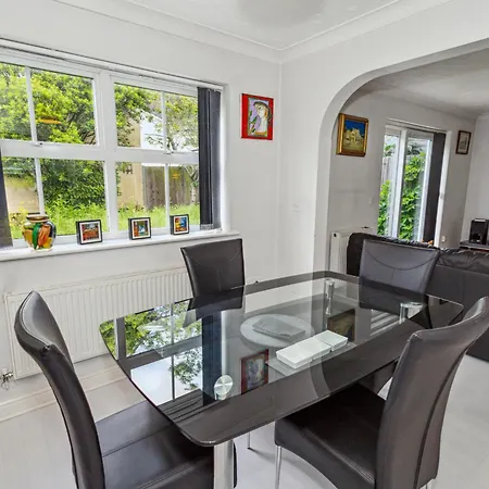 Urban Oasis - Modern 2b-2b Retreat Near Nature Holiday home