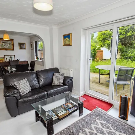 Holiday home Urban Oasis - Modern 2b-2b Retreat Near Nature *