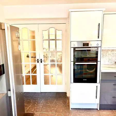 Cosy And Spacious -free Parking, Free Wifi- Sleeps 5 By Finna Ltd Apartment