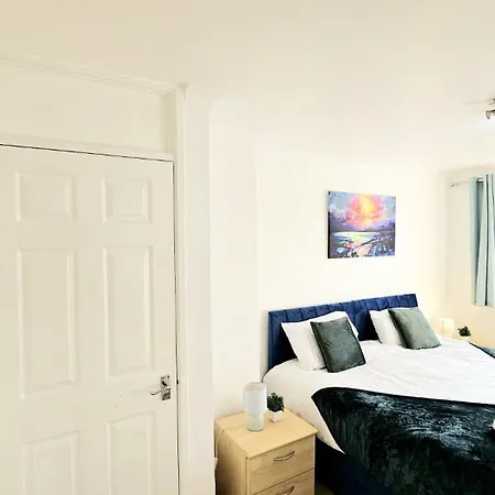 Cosy And Spacious -free Parking, Free Wifi- Sleeps 5 By Finna Ltd Apartment *