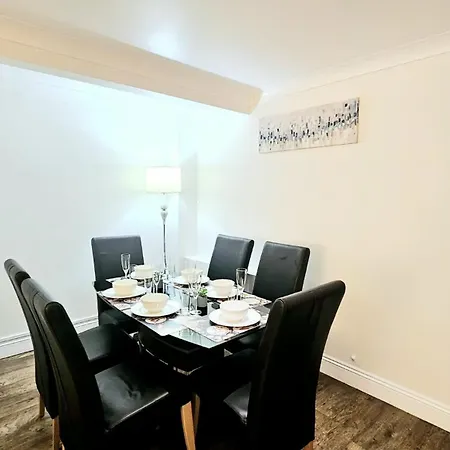 Cosy And Spacious -free Parking, Free Wifi- Sleeps 5 By Finna Ltd *