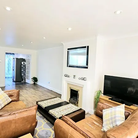 Cosy And Spacious -free Parking, Free Wifi- Sleeps 5 By Finna Ltd *