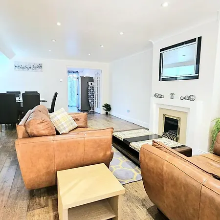 Cosy And Spacious -free Parking, Free Wifi- Sleeps 5 By Finna Ltd Apartment