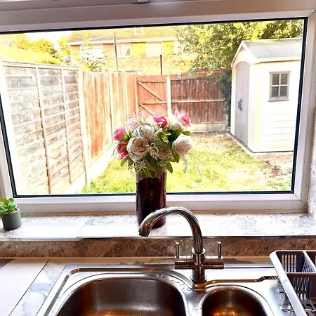 Apartment Cosy And Spacious -free Parking, Free Wifi- Sleeps 5 By Finna Ltd *