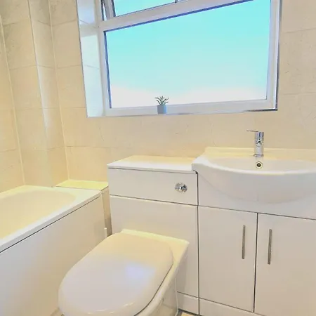 Cosy And Spacious -free Parking, Free Wifi- Sleeps 5 By Finna Ltd Apartment