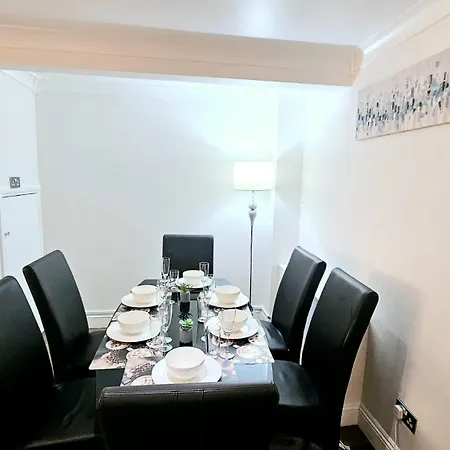 Apartment Cosy And Spacious -free Parking, Free Wifi- Sleeps 5 By Finna Ltd