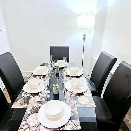 Cosy And Spacious -free Parking, Free Wifi- Sleeps 5 By Finna Ltd *