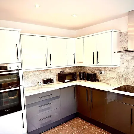 Cosy And Spacious -free Parking, Free Wifi- Sleeps 5 By Finna Ltd Apartment