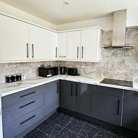 Apartment Cosy And Spacious -free Parking, Free Wifi- Sleeps 5 By Finna Ltd