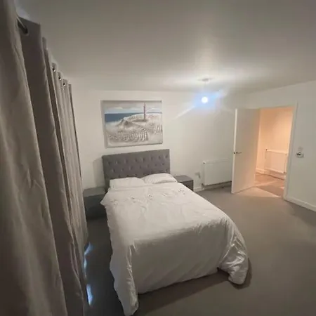 2 Bed Luxury Apartment *