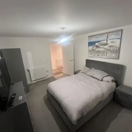 2 Bed Luxury Apartment *